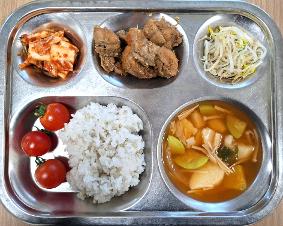 12.22. 찰보리밥 감자고추장찌개 간장찜닭 숙주미나리무침 배추김치 방울토마토