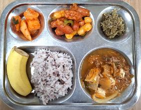 12.23. 흑미밥 참치김치찌개 소소지떡볶음 멸치볶음 섞박지 바나나