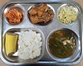 12.8. 현미밥 얼갈이된장국 닭바베큐조림 콩나물무침 배추김치 바나나