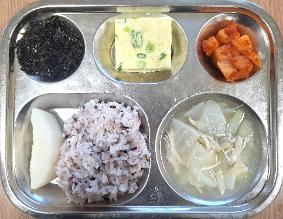 12.5. 흑미밥 닭곰탕 달걀찜 건파래볶음 깍두기 배