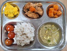 12.11. 찰보리밥 맑은콩나물국 닭볶음 단호박고구마범벅 깍두기 대추방울토마토