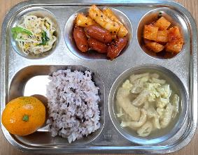 12.9. 흑미밥 유부달걀탕 소떡소떡 숙주미나리무침 깍두기 귤